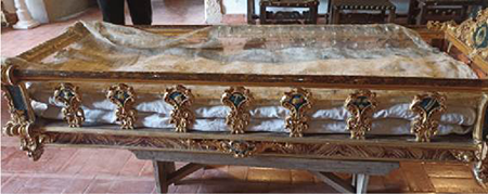 Sepulcro con los arma christi . Santa María de Lorvão. © M. Pérez Vidal.