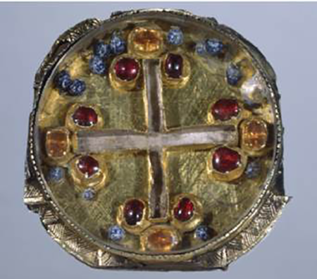 Restos del relicario del lignum crucis, encargado por Catarina d’Eça. 1514. 6,2 x 6,2 x 105 cm. MNMC, Inv. 10448. © Direção Geral do Património Cultural.